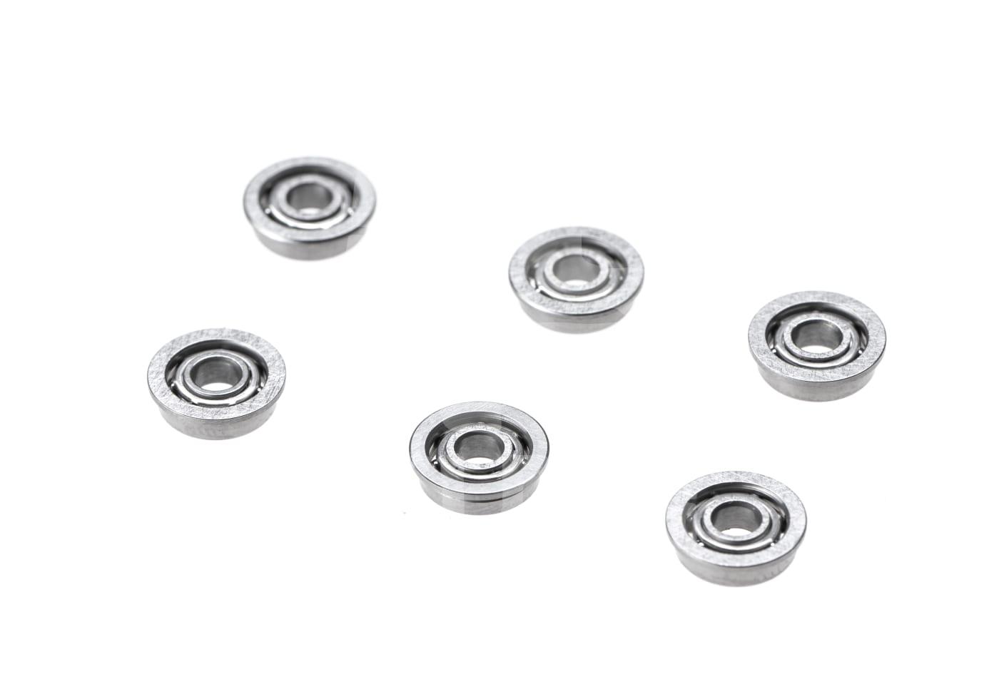 Sieben silberne Kugellager für Airsoft auf weißem Hintergrund.