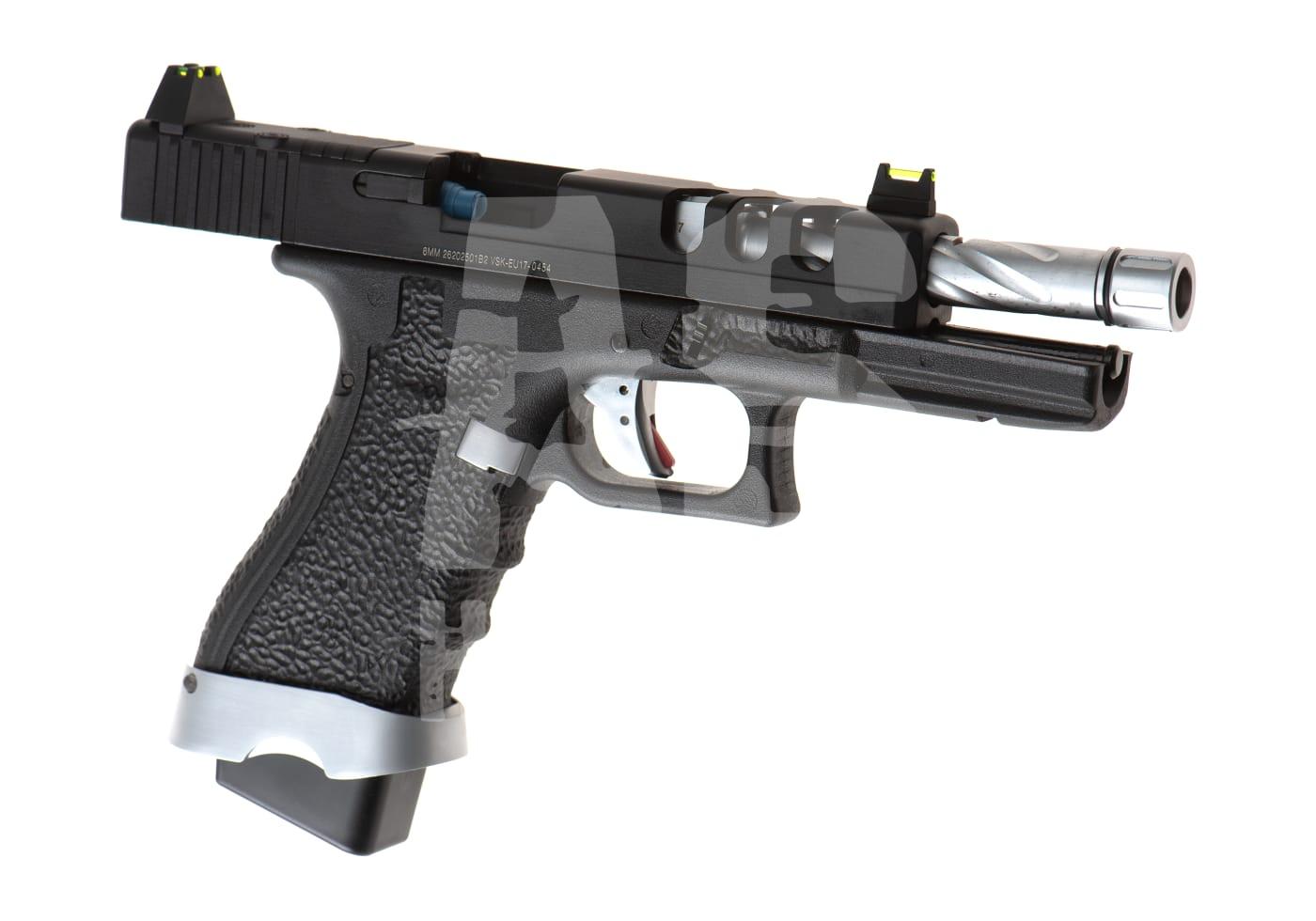 Airsoft-Pistole mit strukturiertem Griff, taktischer Visierung und silbernem Laufaufsatz.