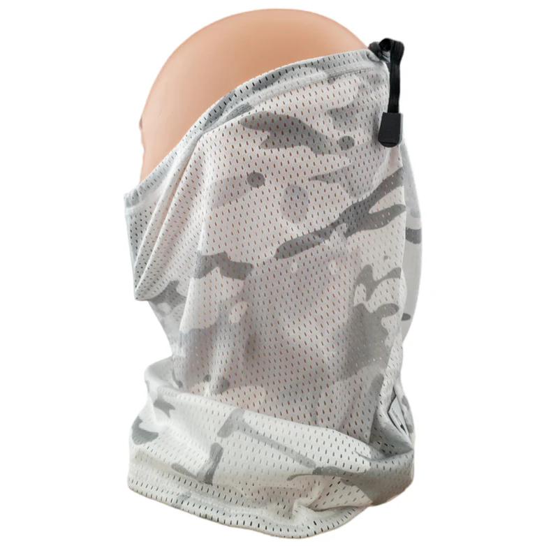 UV-Multifunktionstuch in Camouflage-Design über Mannequinkopf drapiert, ideal für Airsoft-Schutz.