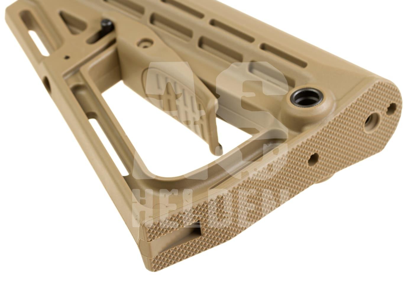 Tanfarbene Airsoft Schaft, detailreiche Seitenansicht, ergonomisches Design mit Lüftungsschlitzen.
