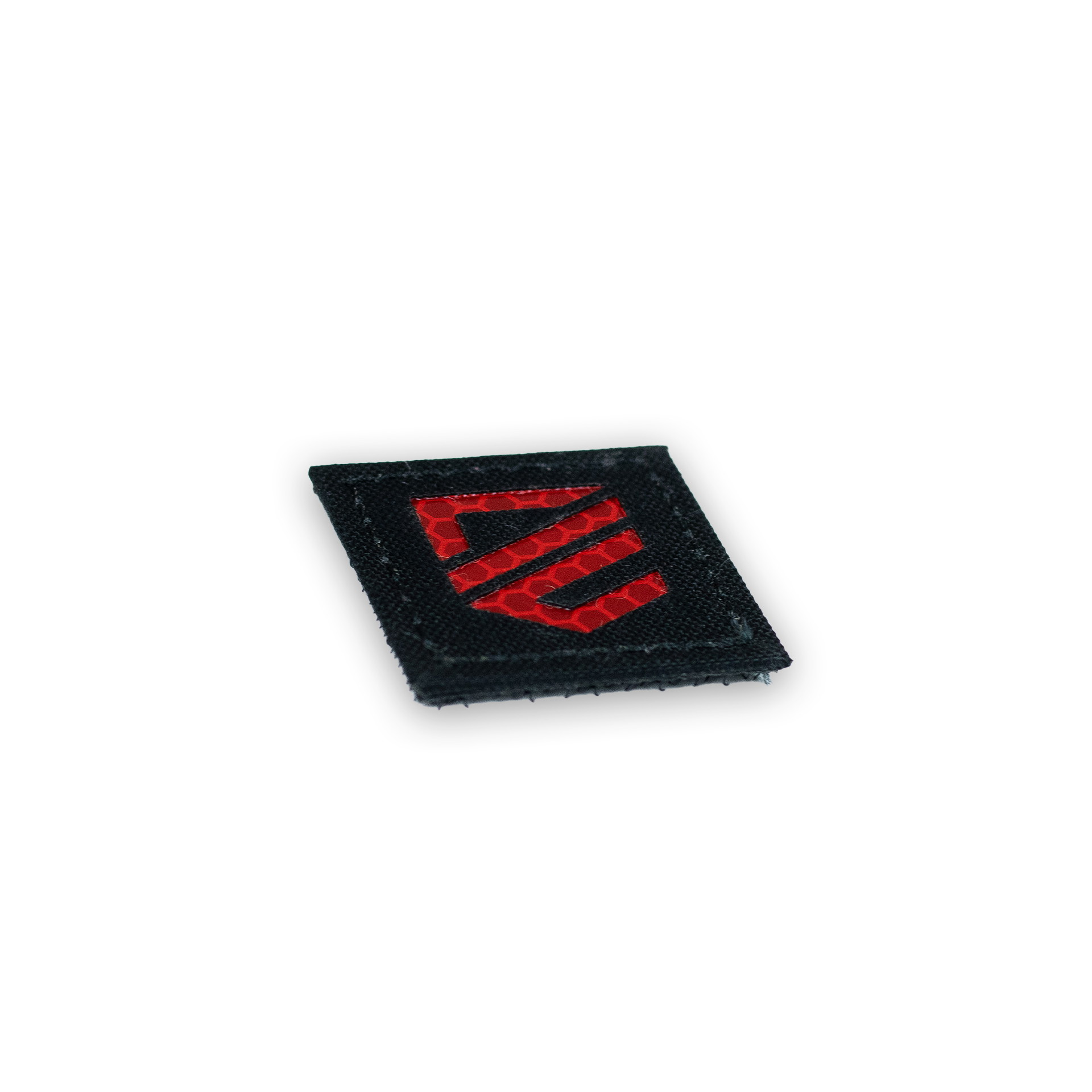 Schwarzer Airsoft-Patch mit reflektierendem roten Wappen.