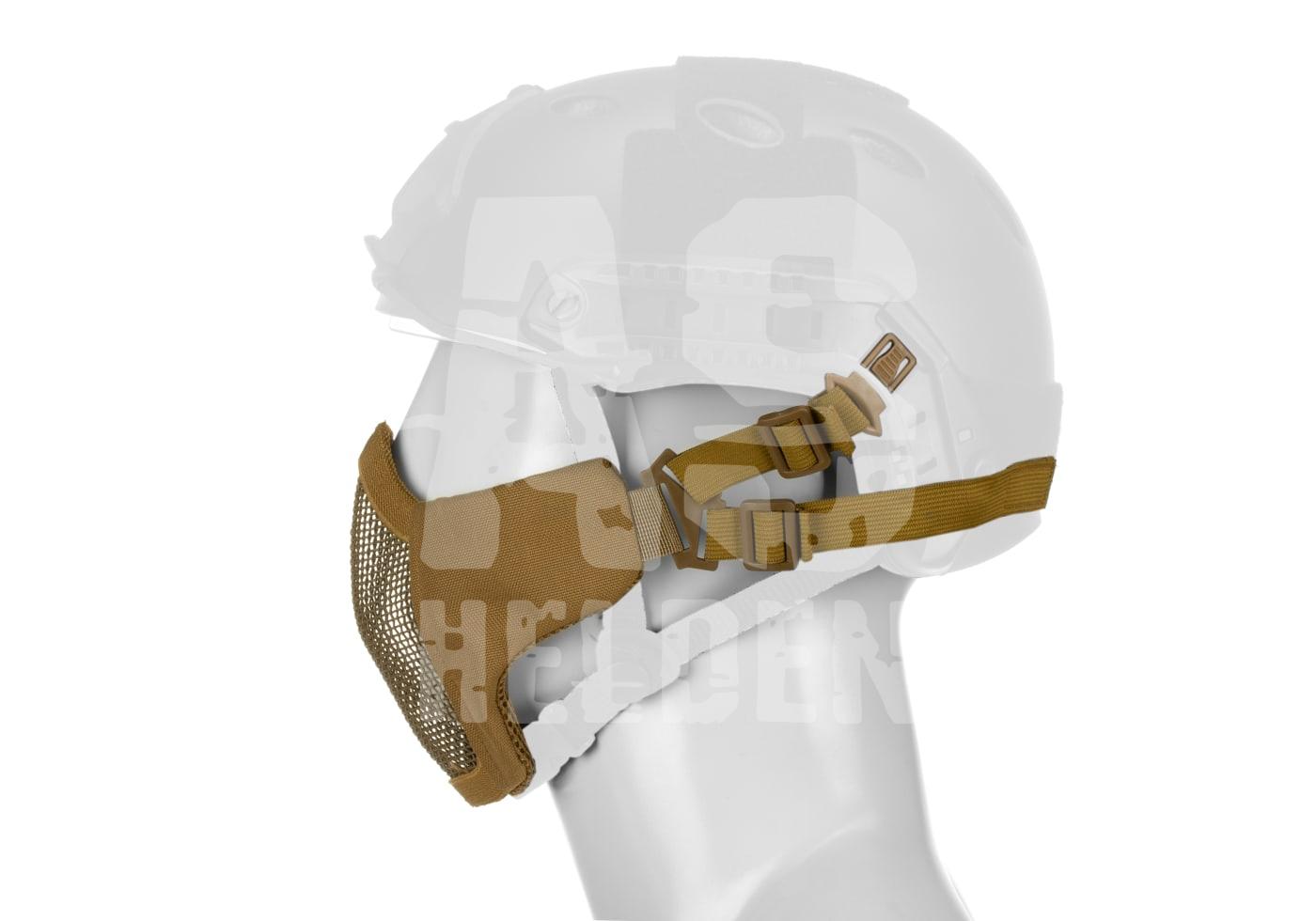 Taktische Airsoft-Gesichtsmaske in Braun mit Netzdesign, an einem Helm befestigt.