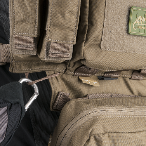 Taktische Tasche in Coyote-Braun mit Karabiner, ideal für Airsoft-Ausrüstung.