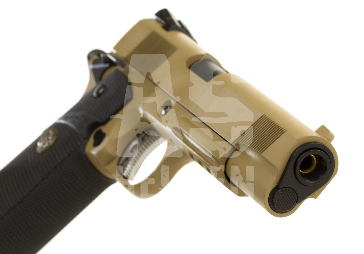 WE M1911 MEU Tactical Full Metal GBB - ab 18 Jahren Nahaufnahme einer Airsoft-Pistole mit beigem Schlitten und schwarzem Griff, Lauf sichtbar.