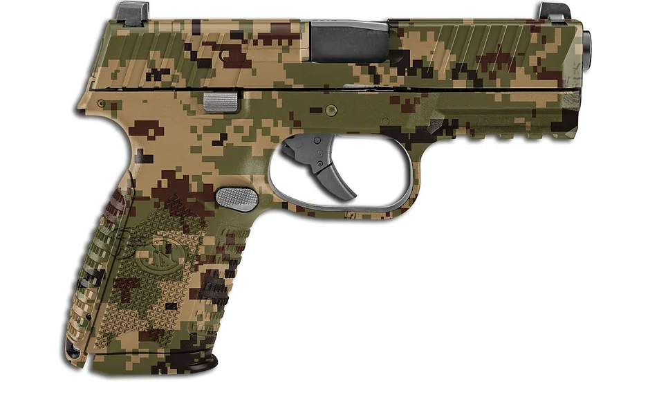 Airsoft-Pistole mit digitalem Tarnmuster in verschiedenen Grüntönen.