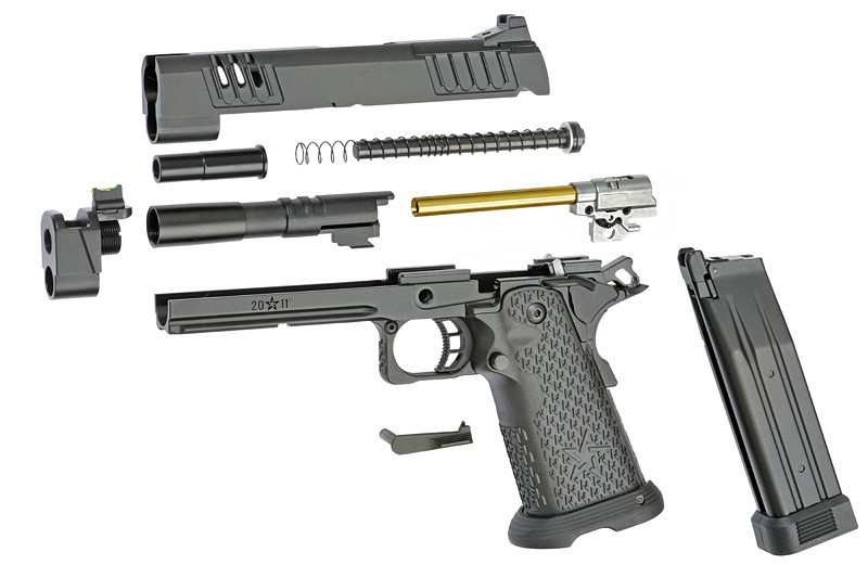 Zerlegte Airsoft-Pistole mit Schlitten, Lauf, Magazin und Einzelteilen auf weißem Hintergrund.