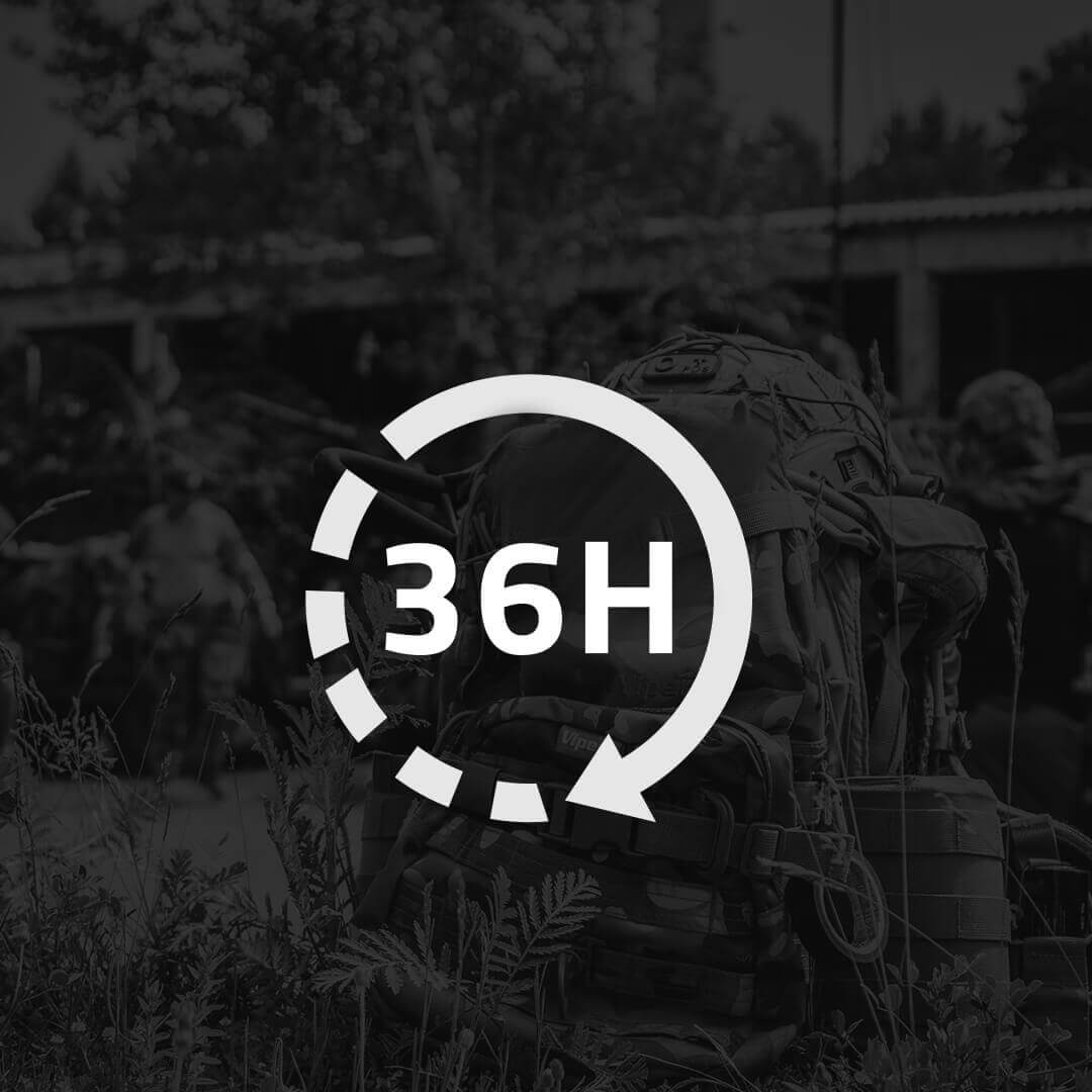 Camouflage-Rucksack mit "36H"-Symbol, angedeutet in Outdoor-Szene, Bäume im Hintergrund.