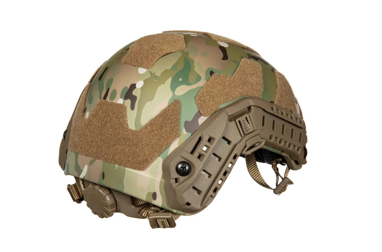 Taktischer Helm in Multicam-Design mit Klettflächen und seitlicher Befestigungsschiene für Airsoft.