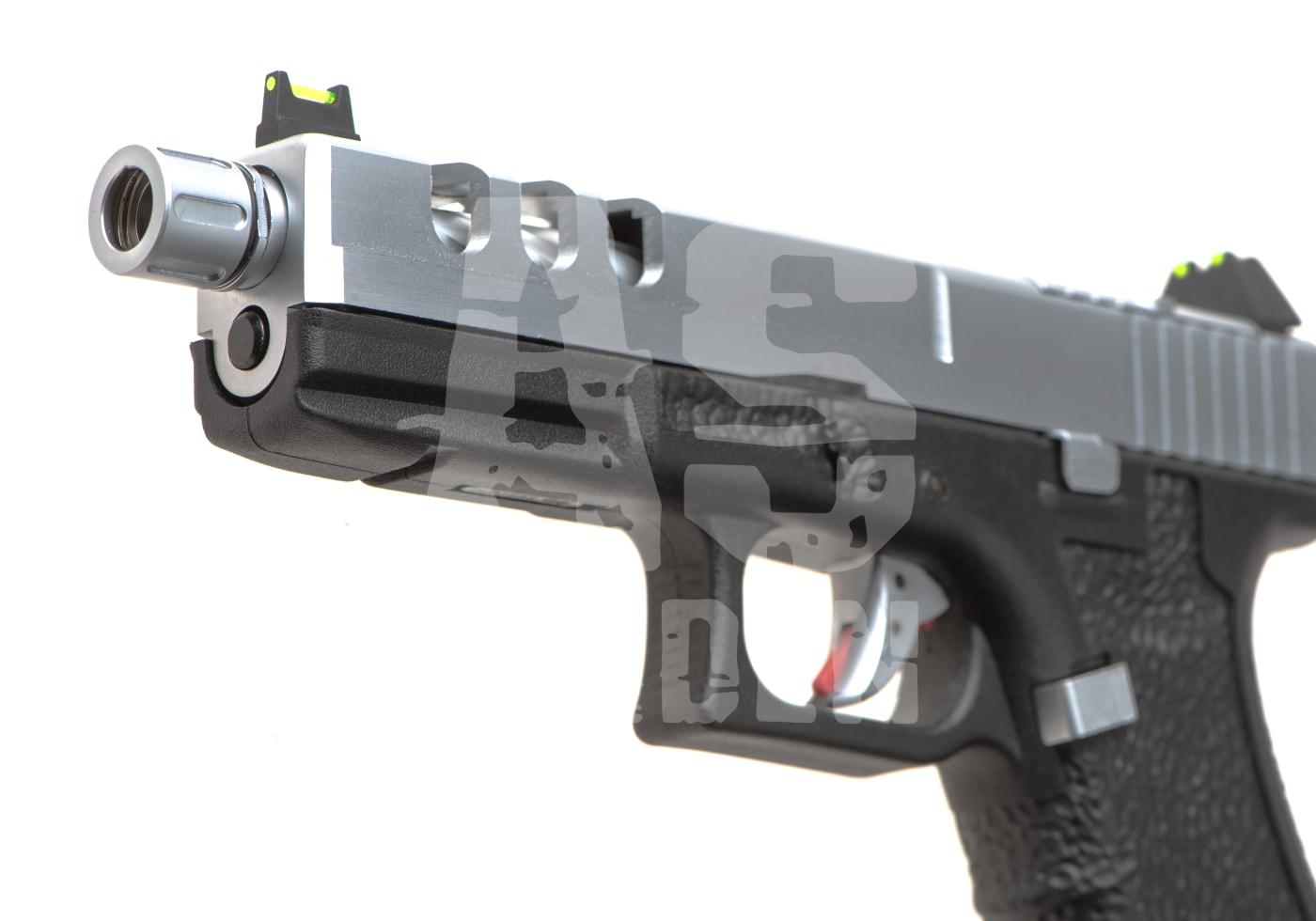 Airsoft-Pistole mit schwarzem Griff und silbernem Schlitten, leuchtende Visierung.