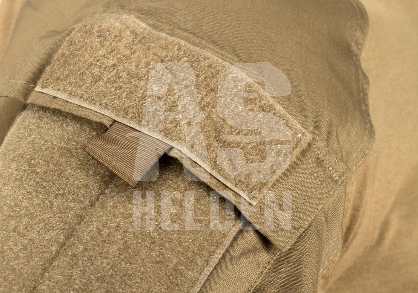 Nahaufnahme eines beigen Klettverschlusses auf einem taktischen Airsoft-Kleidungsteil.