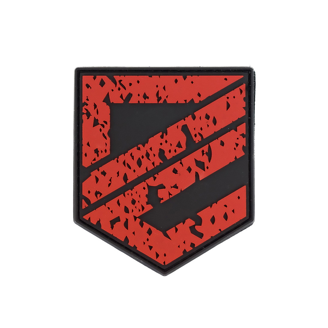 PVC-Patch mit rotem, abgenutztem Chevron-Muster auf schwarzem Hintergrund. Ideal für Airsoft-Ausrüstung.