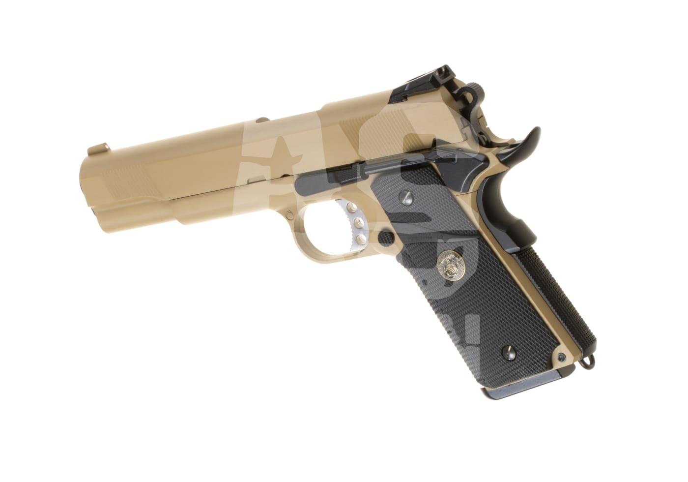Sandfarbene Airsoft-Pistole mit schwarzem Griff, Seitenansicht.