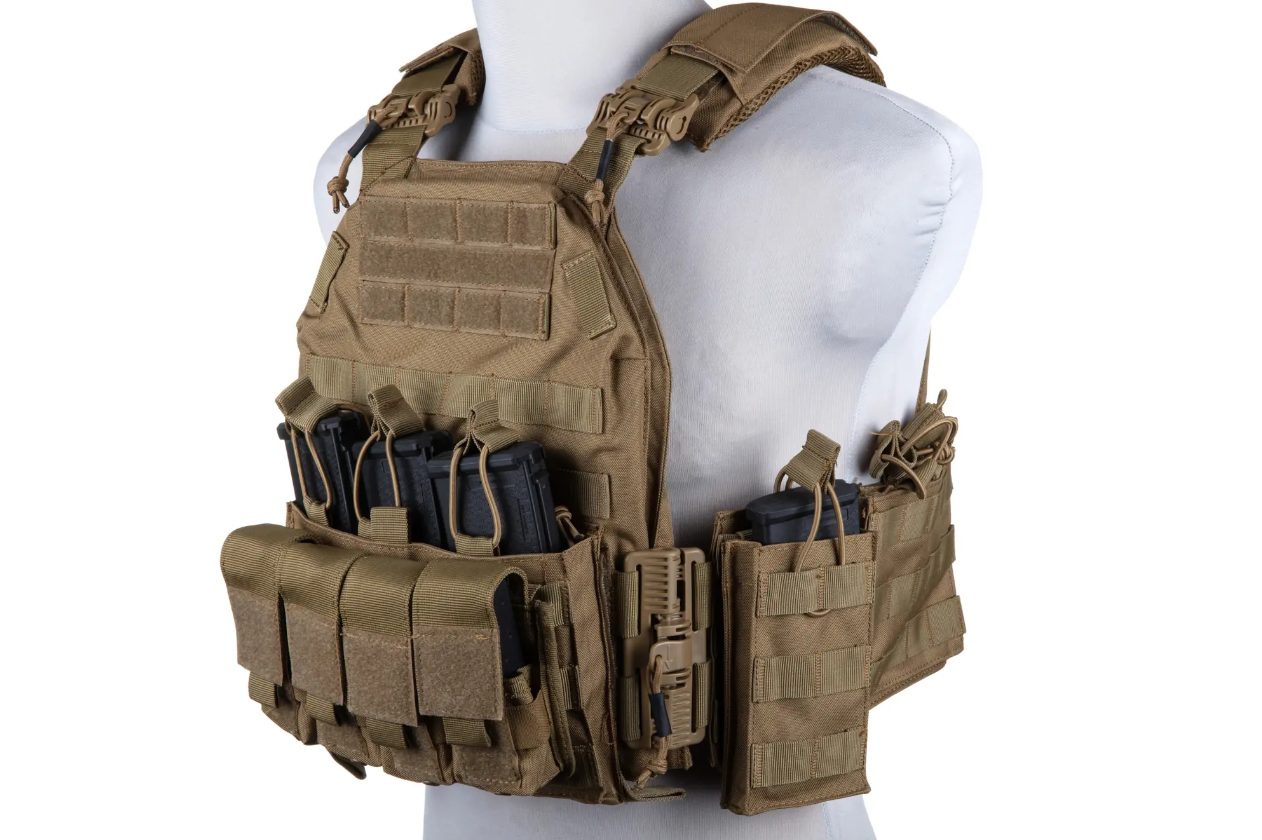 GFT Plate Carrier 8944-1 tan/coyote Taktische Weste in Coyote-Braun mit Magazintaschen für Airsoft-Ausrüstung.
