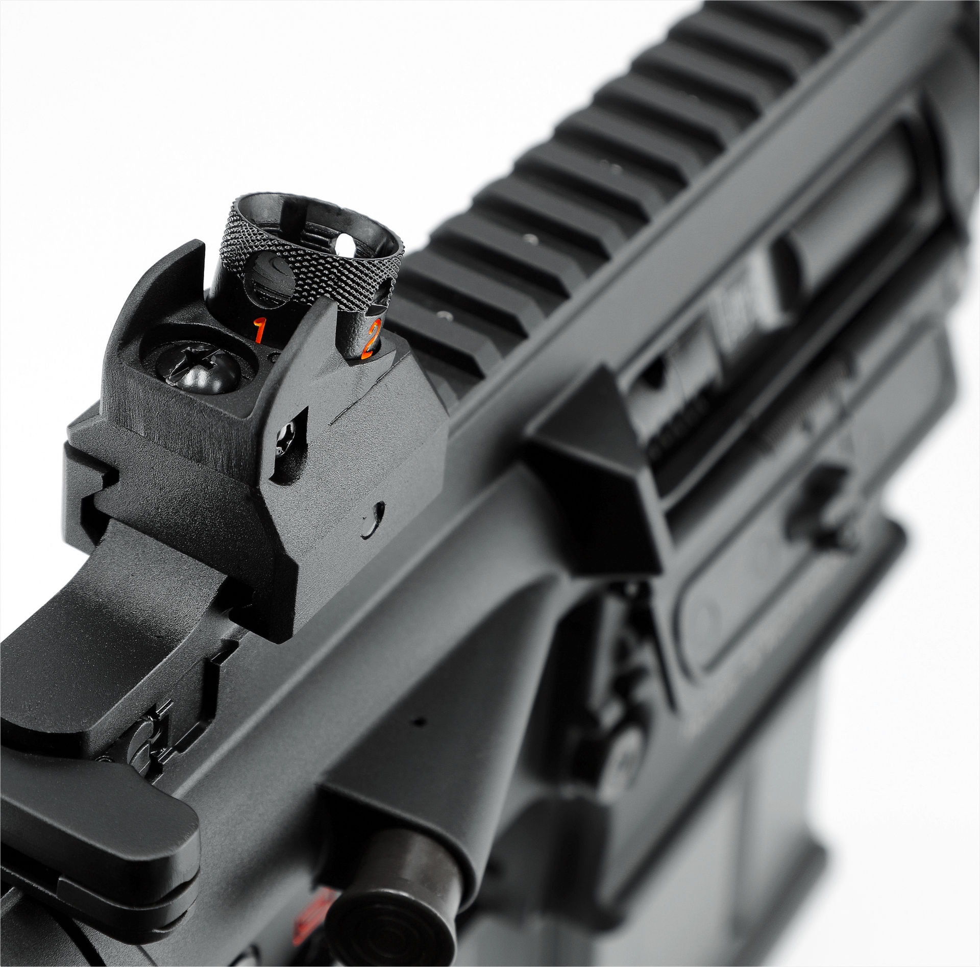 Nahaufnahme eines Airsoftgewehrs mit einstellbarem Visier.