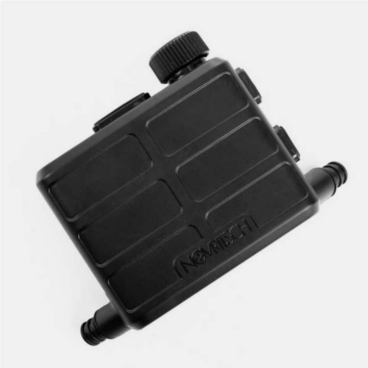 Schwarze Airsoft-Tasche mit Befestigungsgurten, seitlichem Logo und robustem Design.