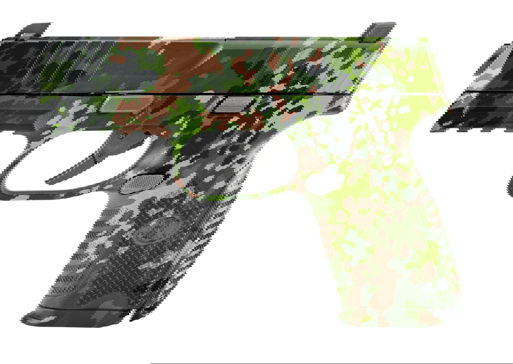 Airsoft-Pistole im Waldtarnmuster, seitliche Ansicht, detailliertes Design für realitätsnahes Spiel.