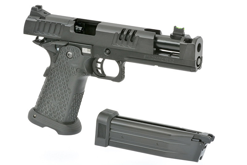Schwarze Airsoft-Pistole mit abnehmbarem Magazin, modernes Design, strukturierter Griff, Frontansicht.