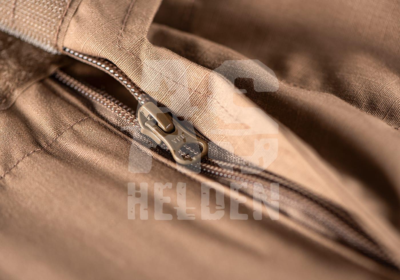 Nahaufnahme eines braunen Reißverschlusses auf Textil mit Airsoft Helden-Logo im Hintergrund.