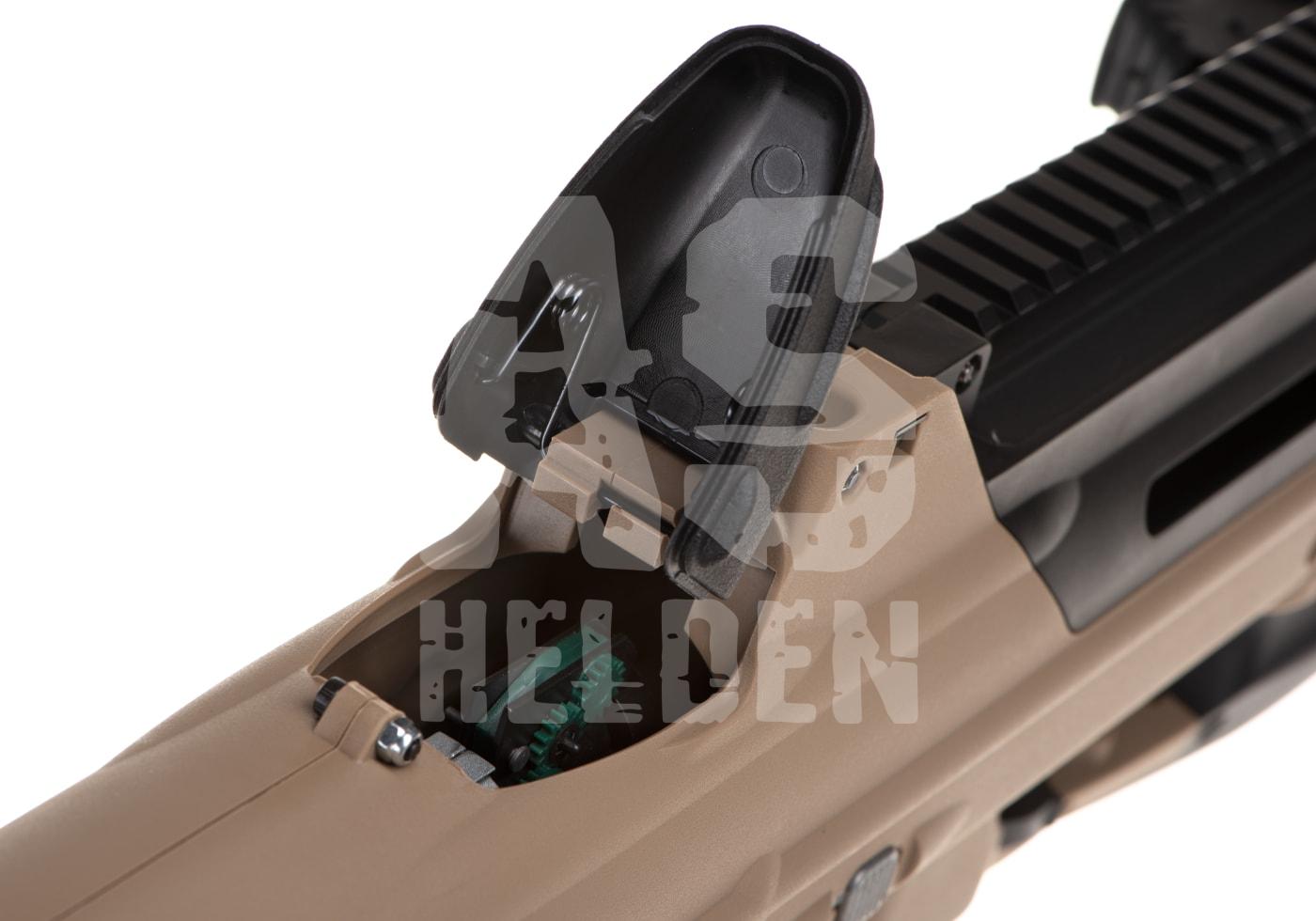 G&G FN F2000 Tactical S-AEG - ab 18 Jahren Detailansicht eines beigen Airsoft-Magazin-Einlasses mit Klappe, geriffelte Oberfläche sichtbar.