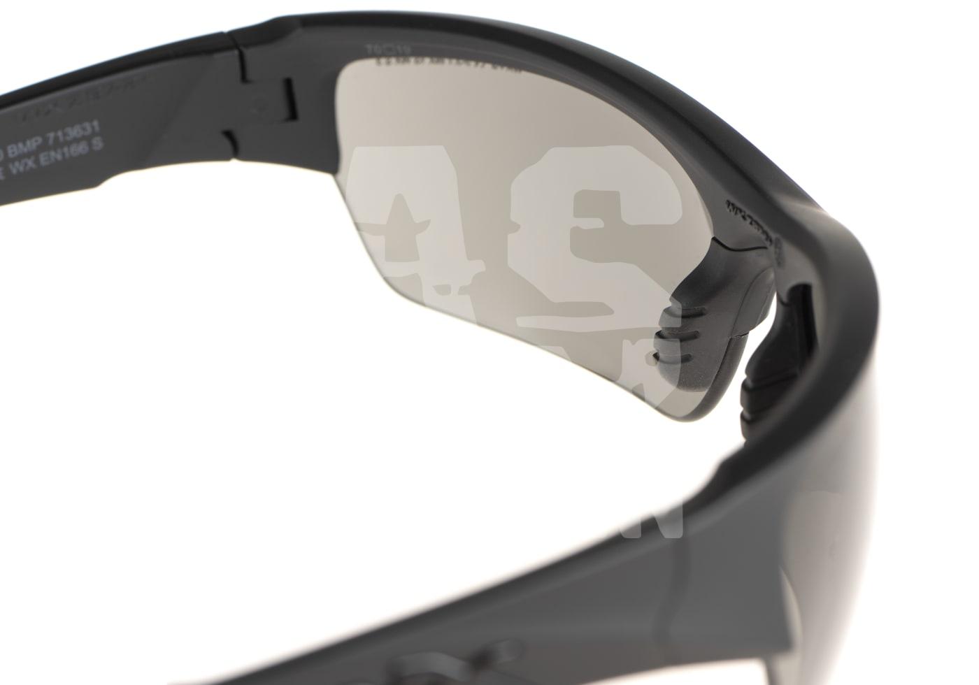 Schwarze Airsoft-Schutzbrille mit getönten Gläsern und ergonomischem Rahmen.