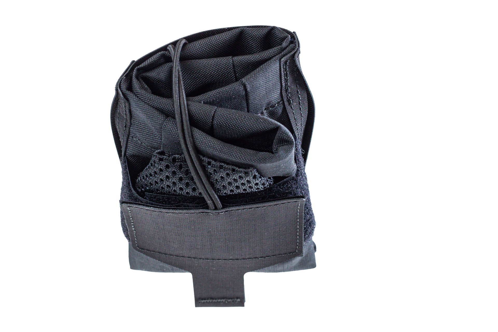 Schwarze Airsoft-Tasche mit Kordelzug und Klettverschluss, Rückansicht.