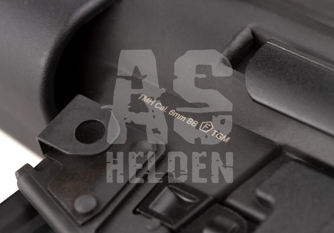 G&G TGM A3 RTS E.T.U. S-AEG - ab 18 Jahren Detailaufnahme eines Airsoft-Gewehrs mit Gravur "TMH Cal. 6mm BB".