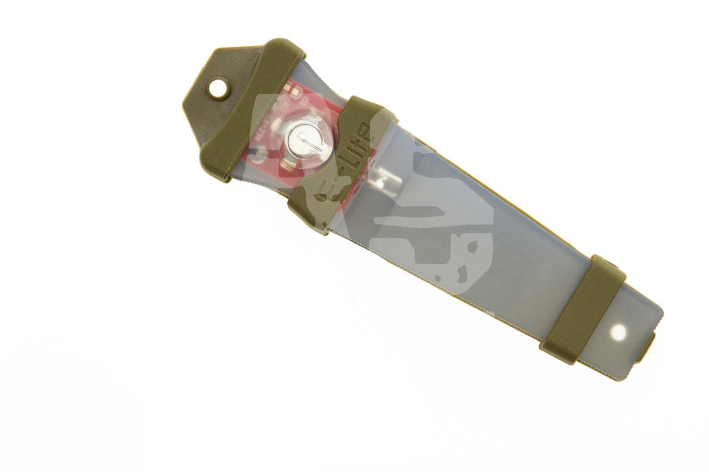 C-Lite Flexlight in Oliv, flexibel und wasserfest, ideal für Airsoft-Nachtspiele.