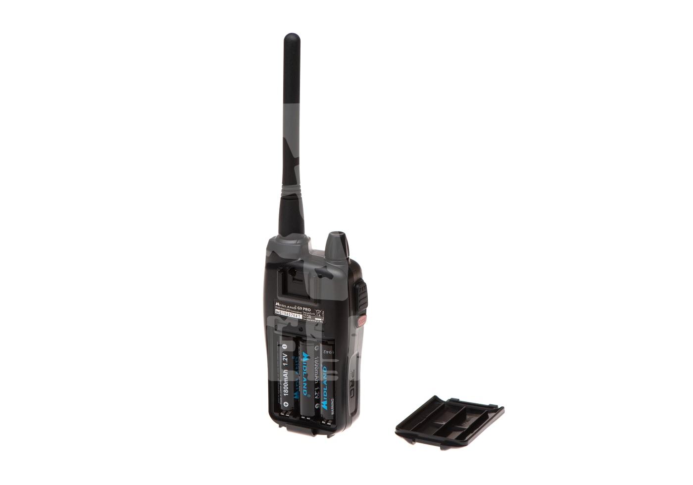 Midland G9 Pro 16 PMR + 69 LPD Kanäle Funkgerät Midland G9 Pro mit geöffnetem Batteriefach, Batterien sichtbar, Abdeckung daneben.