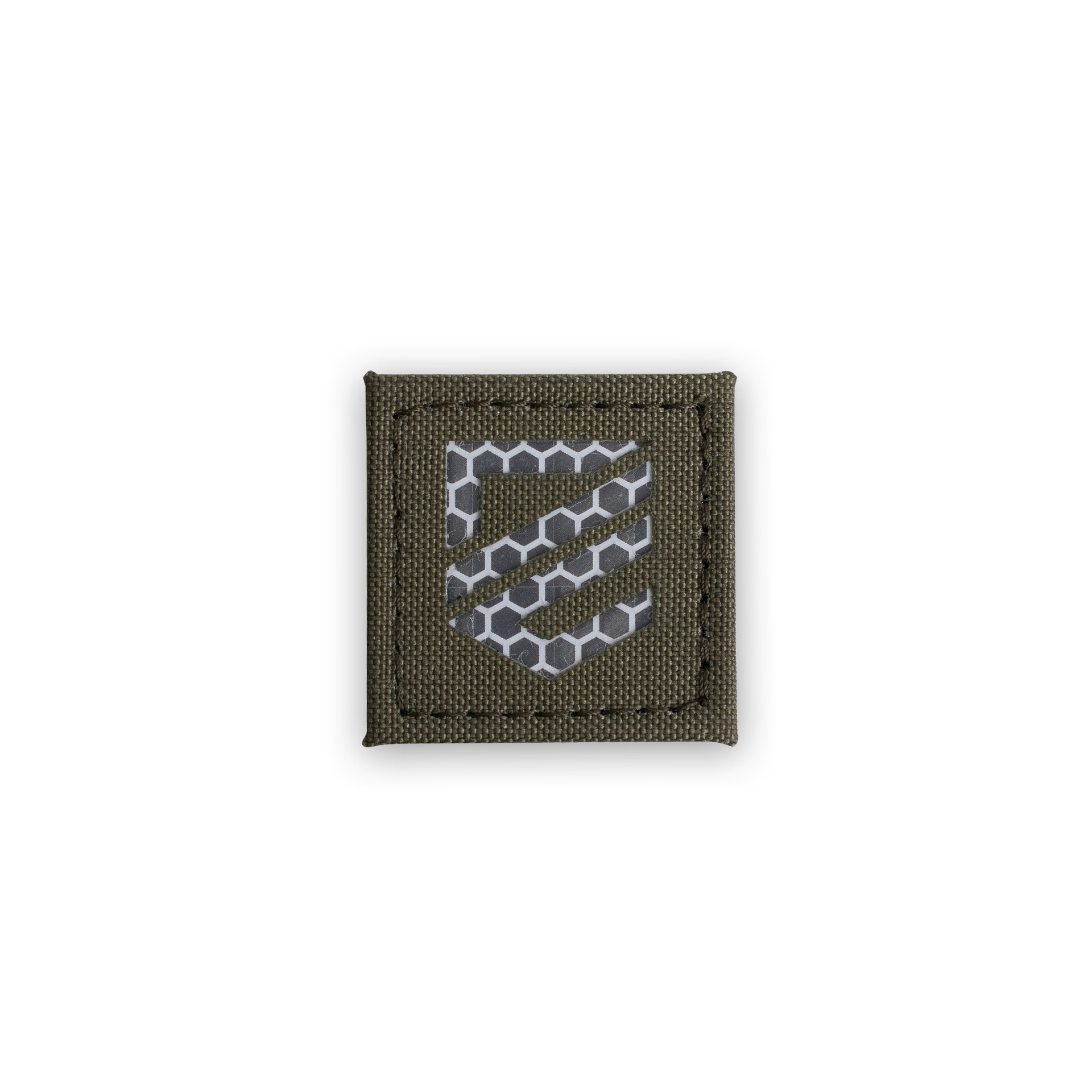 Olivgrüner Airsoft-Patch mit grauem, wabenförmigem Muster und stilisiertem Emblem.