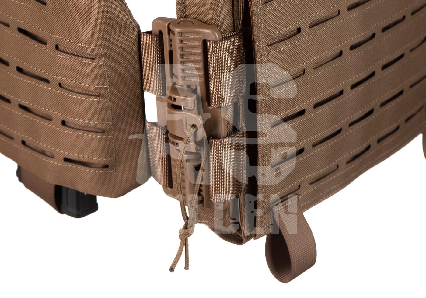 Nahaufnahme eines braunen taktischen Plattenträgers mit Lasercut-MOLLE-System und Kunststoffschnallen.