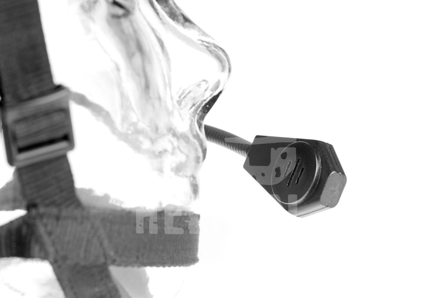 Nahaufnahme eines Headset-Mikrofons an einer Maske für Airsoft mit seitlichem Kopfband.