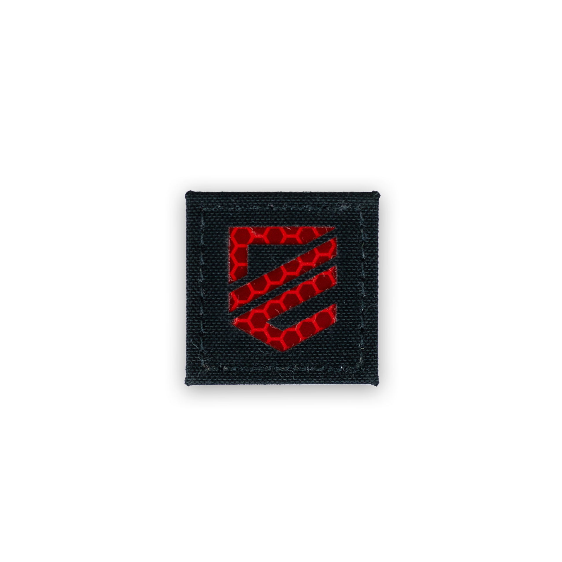 Schwarzes Airsoft-Patch mit rotem, geometrischem Muster auf Stoff.