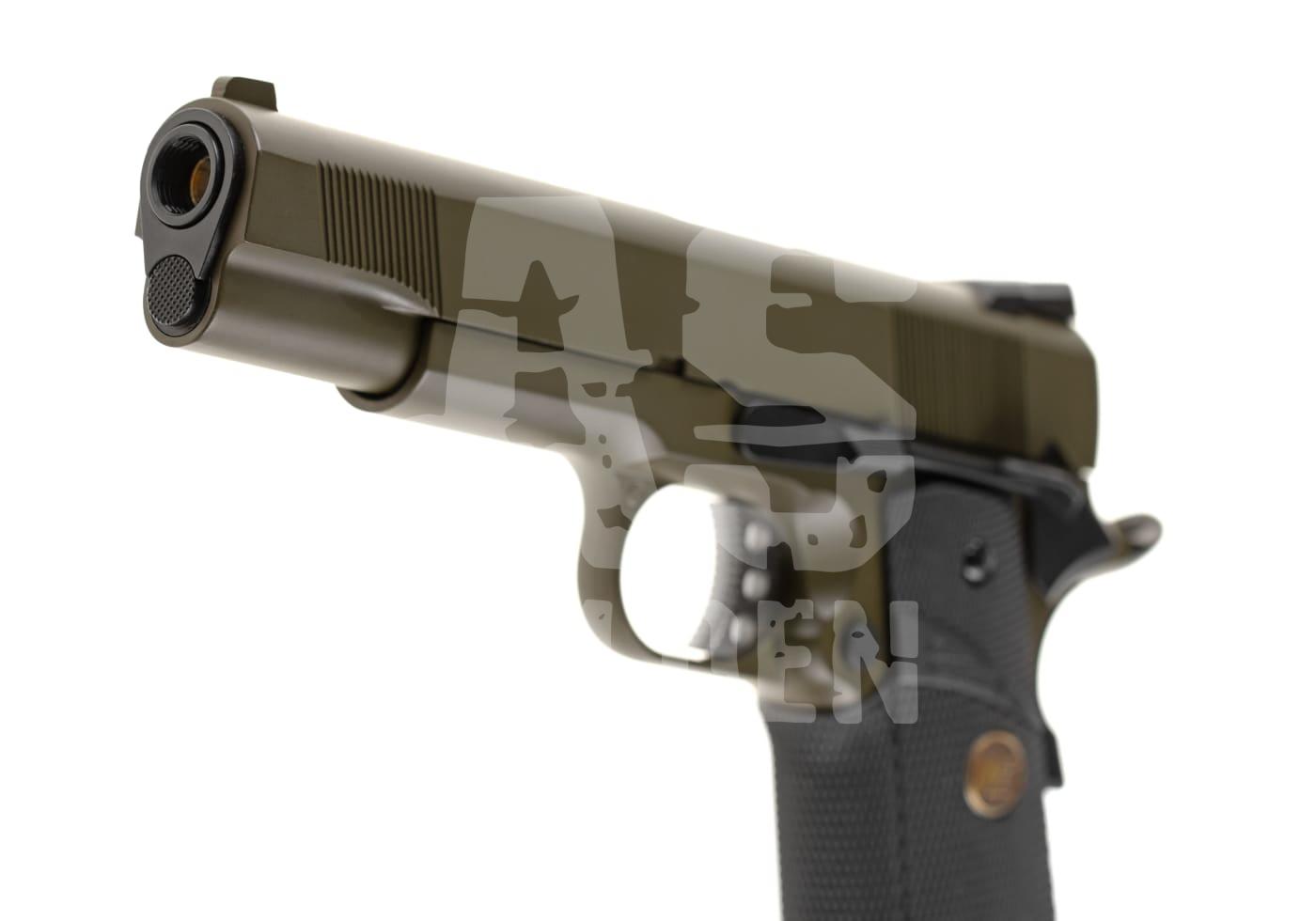 Olivefarbene Airsoft-Pistole, Nahaufnahme des Laufs, seitliche Perspektive.