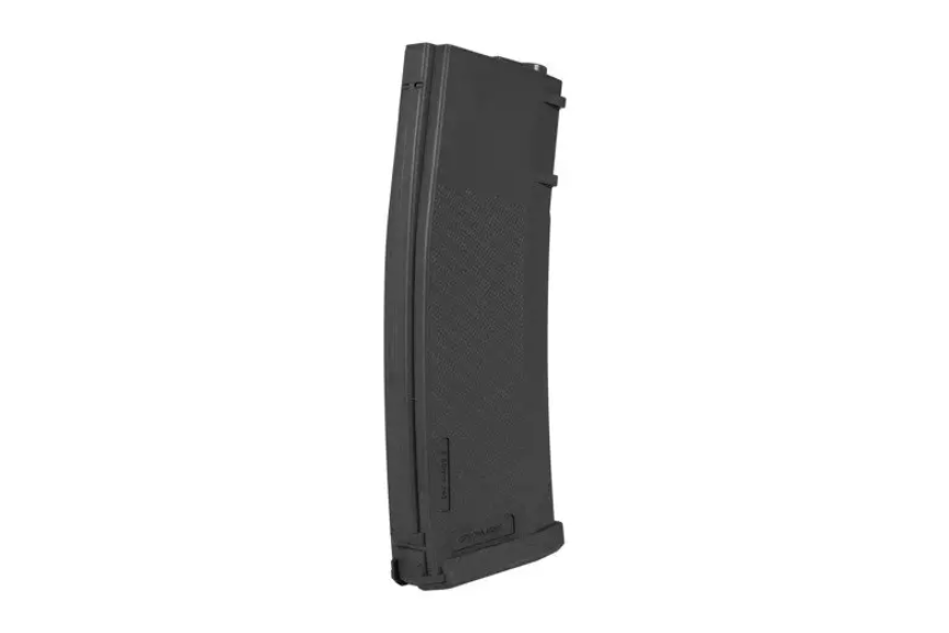 Ein schwarzes Airsoft-Magazin im halbautomatischen Gewehrstil, stehend auf weißem Hintergrund.