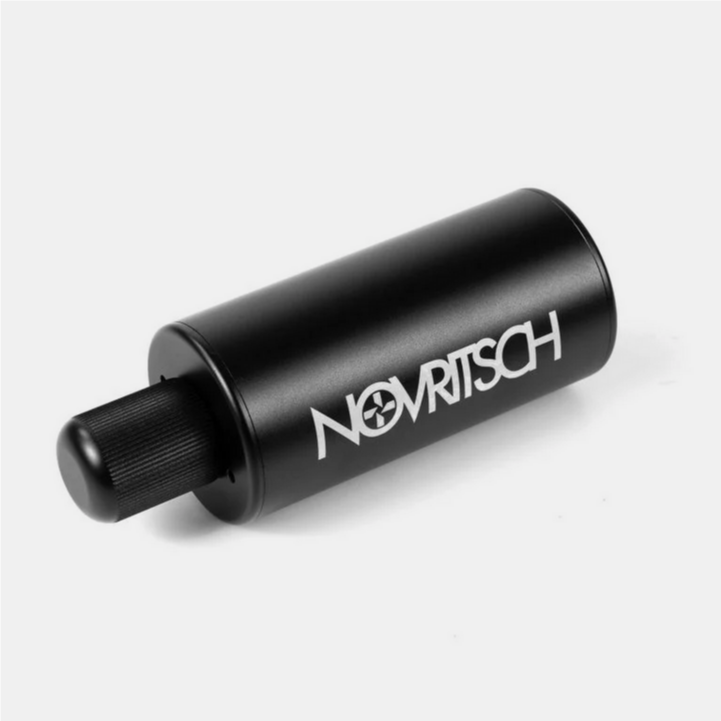 Schwarzer Airsoft-Schalldämpfer mit "NOVRITSCH"-Logo, zylindrische Form für realistische Optik.