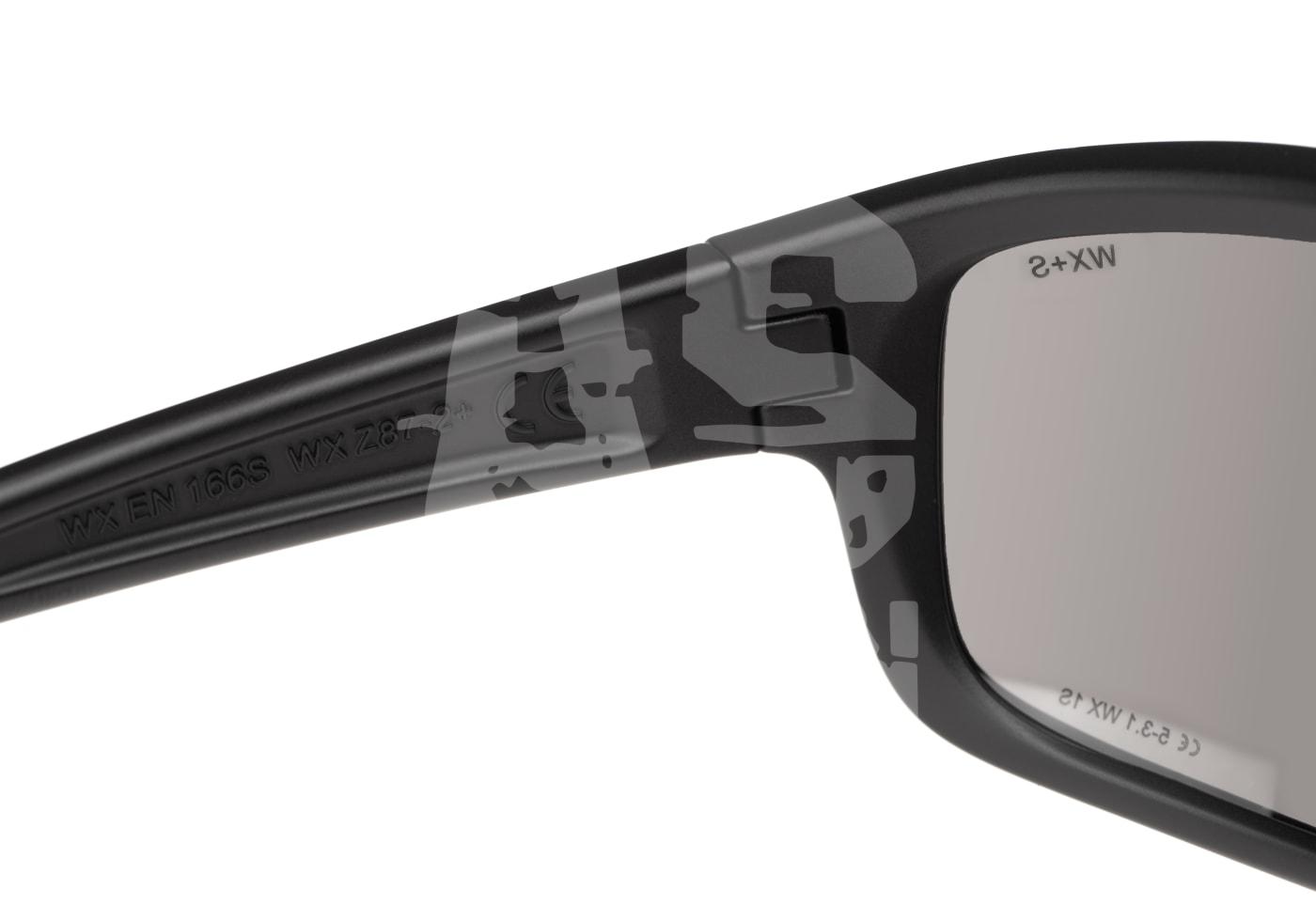 Schwarze Schutzbrille mit seitlichem Detail, Norm-Prägung sichtbar. Ideal für Airsoft und Outdoor-Aktivitäten.