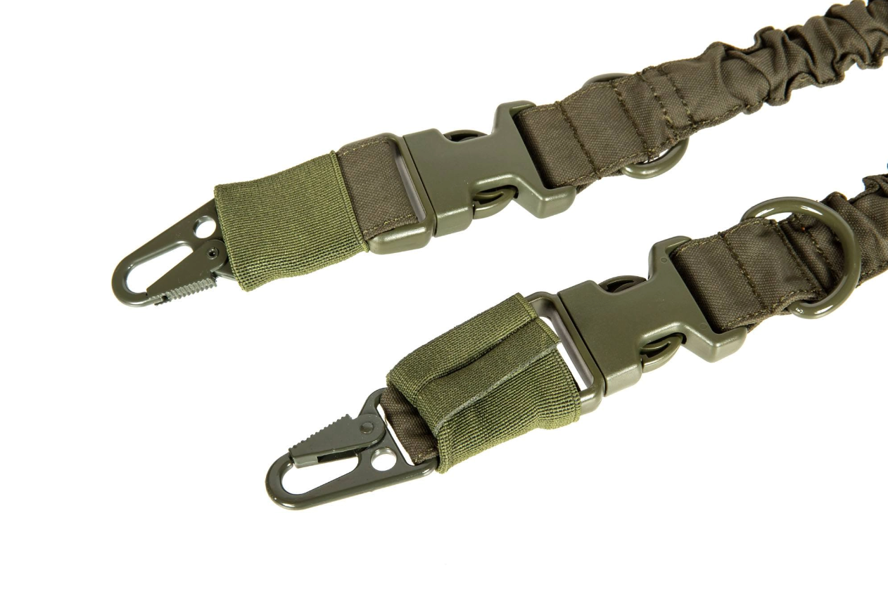 Grüner taktischer Riemen mit Karabinern und Schnellverschlüssen für Airsoft-Ausrüstung.