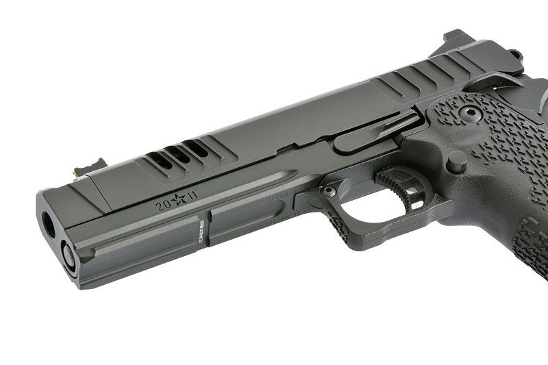 Schwarze Airsoft-Pistole mit strukturiertem Griff und taktischen Details, Seitenansicht.