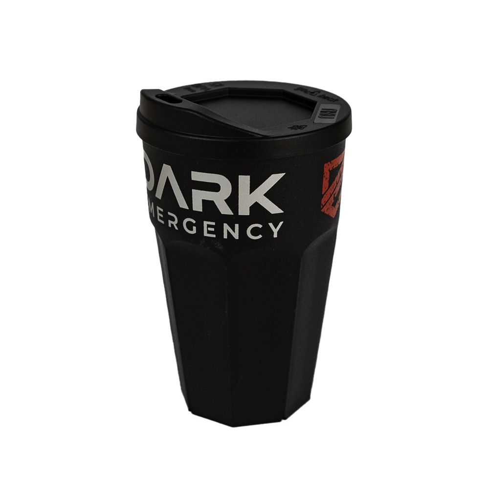 Schwarzer Becher mit "Dark Emergency"-Aufdruck, Deckel und sechseckiger Form, ideal für Airsoft-Events.
