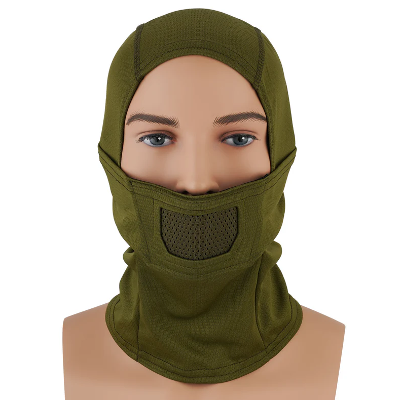 Olivegrüne Airsoft-Balaclava mit Mesh-Einsatz, getragen auf einem Modell.