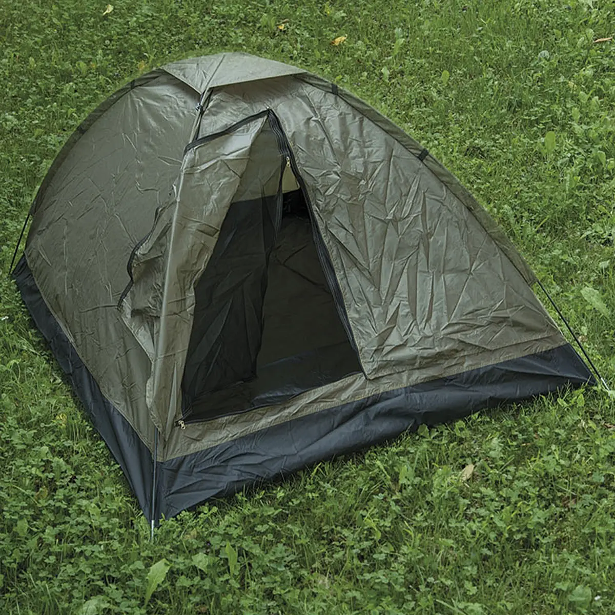 Grünes Zelt mit geöffnetem Eingang auf einer Wiese, ideal für Airsoft-Camping-Abenteuer.