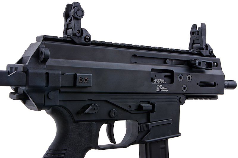 Schwarze Airsoft-MP mit taktischem Design und verstellbarer Visierung, seitliche Ansicht.