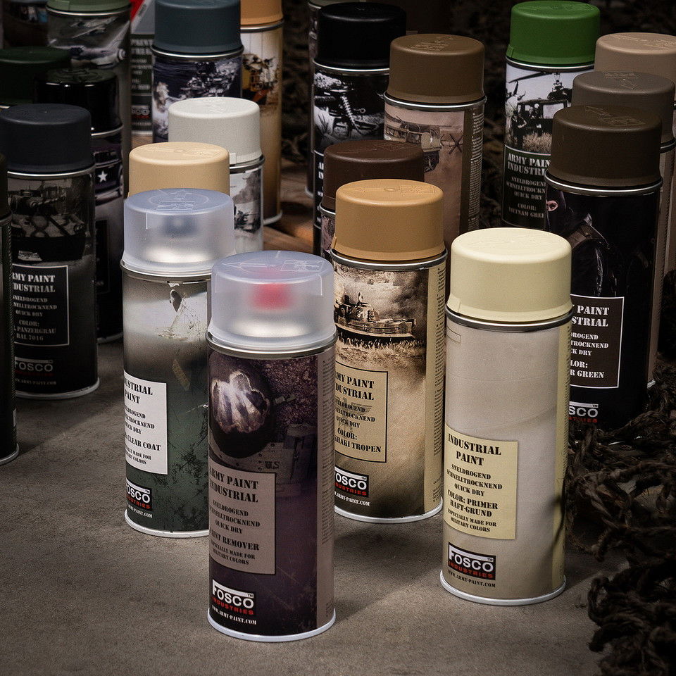 Verschiedene Spraydosen mit tarnfarbenen Lacken für Airsoft und taktische Anwendungen.