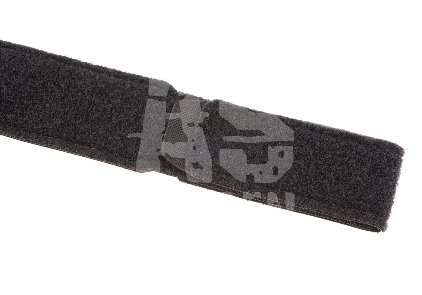 Schwarzes Klettverschlussband für Airsoft-Ausrüstung auf weißem Hintergrund.