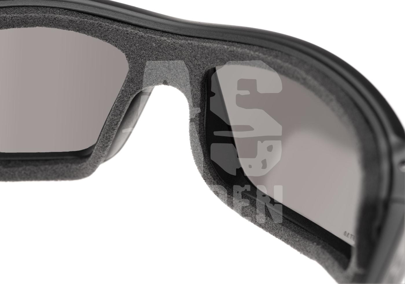 Nahaufnahme einer taktischen Schutzbrille mit Schaumstoffpolsterung für Airsoft.