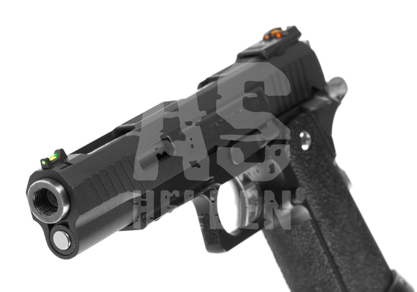 Schwarze Airsoft-Pistole mit grüner und roter Visierung, seitlich im Fokus.