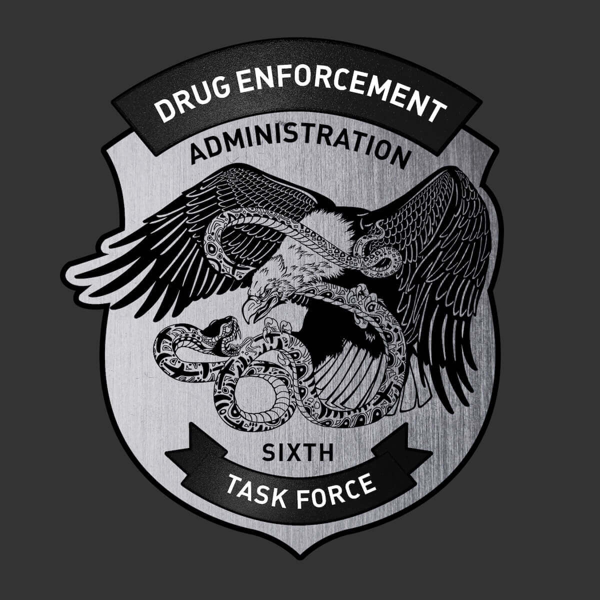 Silbernes Abzeichen mit Adler, Schlange und Text: "Drug Enforcement Administration, Sixth Task Force".
