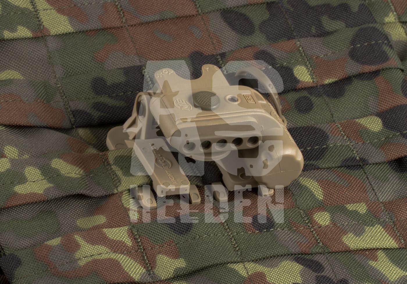 Taktisches MOLLE-Zubehörteil auf Camouflage-Hintergrund. Ideal für Airsoft-Ausrüstung.