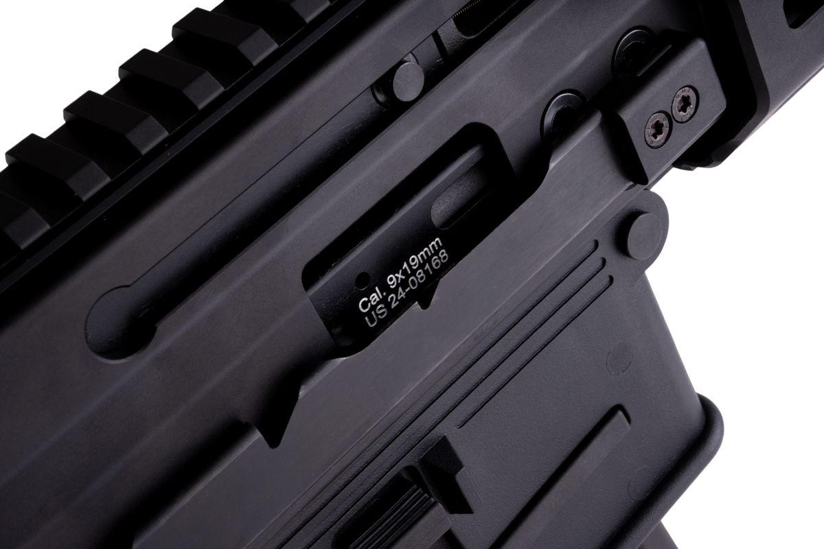 Archwick B&T APC9-K SD2 S GBB - ab 18 Jahren Nahaufnahme eines Airsoft-Gewehrs mit 9x19mm Kaliber-Markierung.