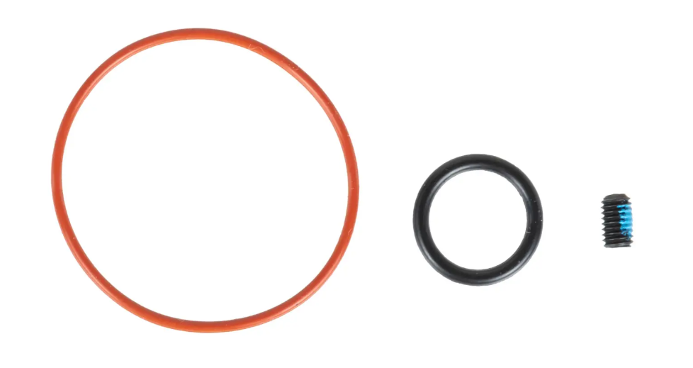 Airsoft-Dichtungsset: Ein großer oranger, ein kleiner schwarzer O-Ring und eine kleine Schraube mit blauer Beschichtung.